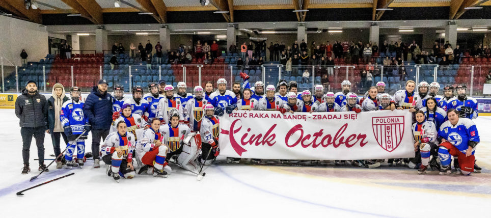 Tym razem różowe, nie tylko niebiesko-czerwone. Hokeistki Polonii „Rzucają raka na bandę” w ramach akcji „Pink October”.